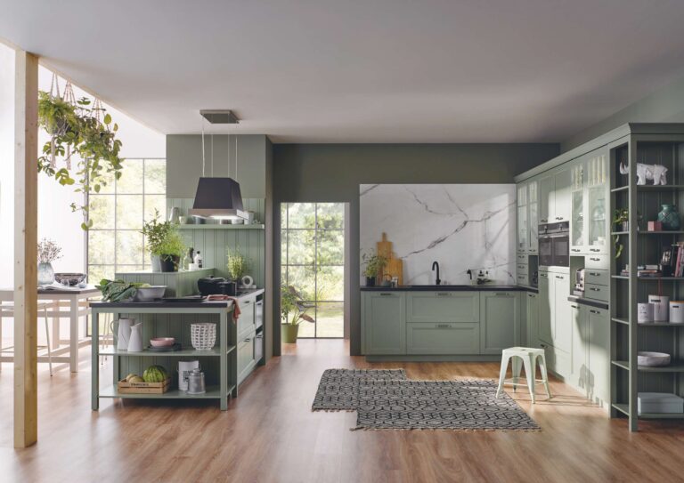 Bauformat Cambridge 550 Landhausküche Salbeigrün: Landhausküche in Salbeigrün mit Kochinsel, Rahmenfronten und Regal.