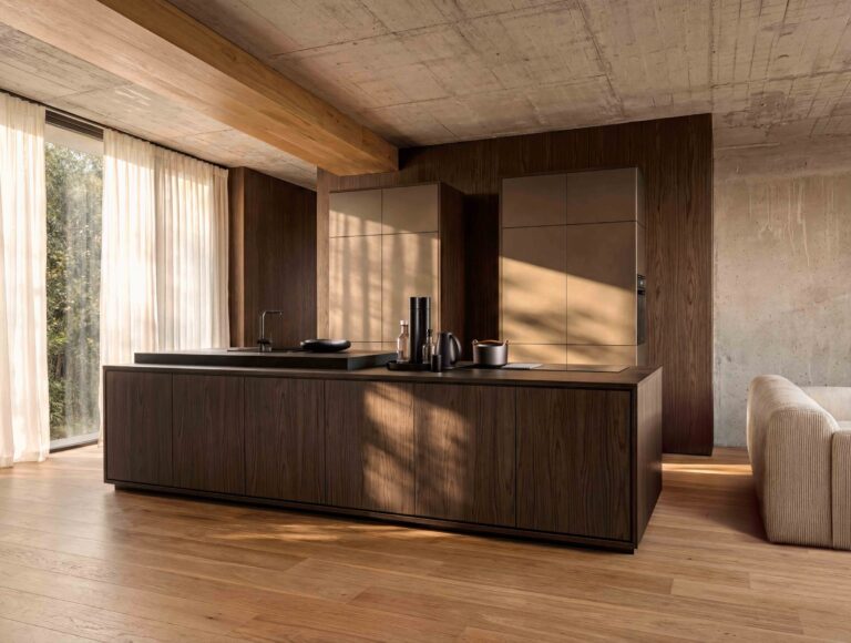 Nolte neoPURE in Metall Bronze: Inselküche mit Metallfronten in Bronze, offener Wohnraum mit Holzboden.
