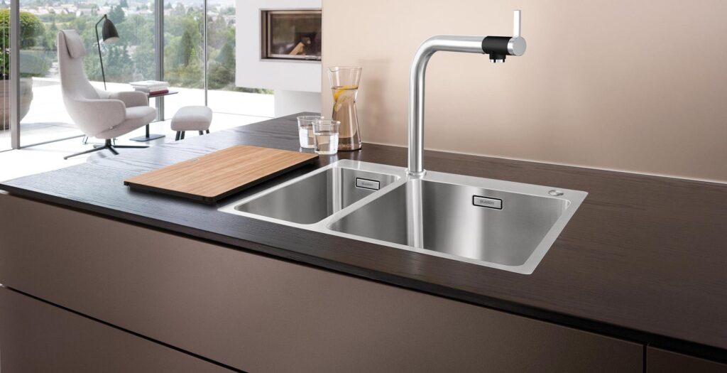 Spüle aus Silgranit, Keramik oder Edelstahl: Welches Material passt zu deiner Küche? BLANCO Edelstahlspüle ANDANO mit zwei Becken in dunkler Arbeitsplatte