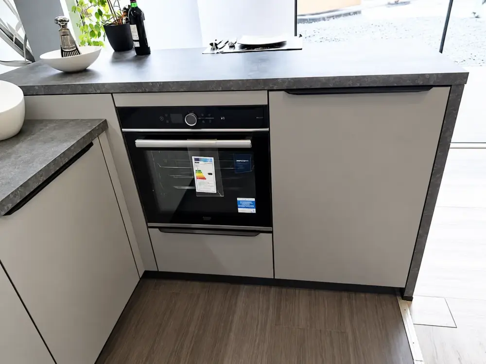 Musterküche Grau: Backofen im Unterschrank