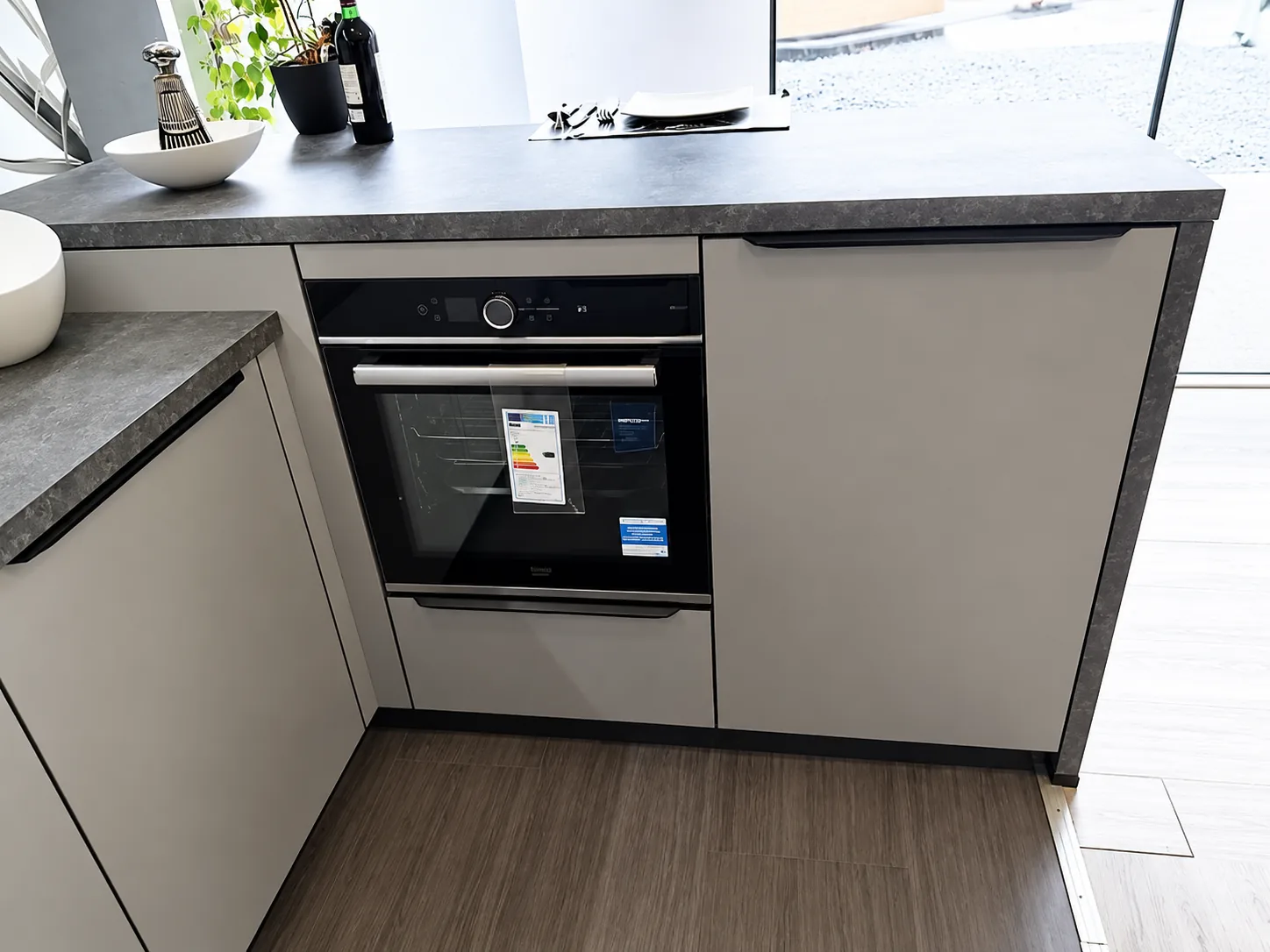 Musterküche Grau: Backofen im Unterschrank